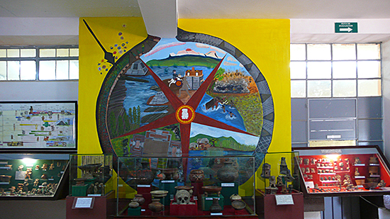 Fra innsiden av museet, med en freske av Mariana Huerta